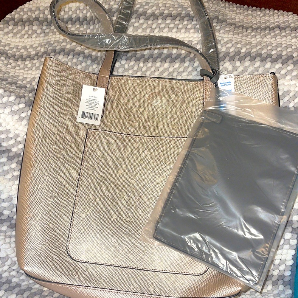 - free with purchase of 10$ or more large gold and gray nwt. Very sturdy